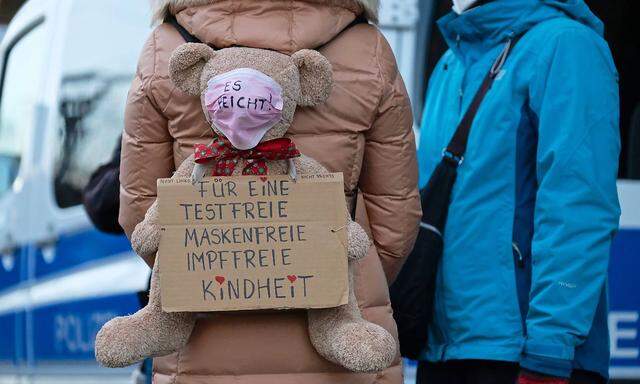 Die Demonstranten hätten die Kinder und Pädagoginnen terrorisiert, hieß es in einer Mitteilung an die Erziehungsberechtigten. (Symbolbild)