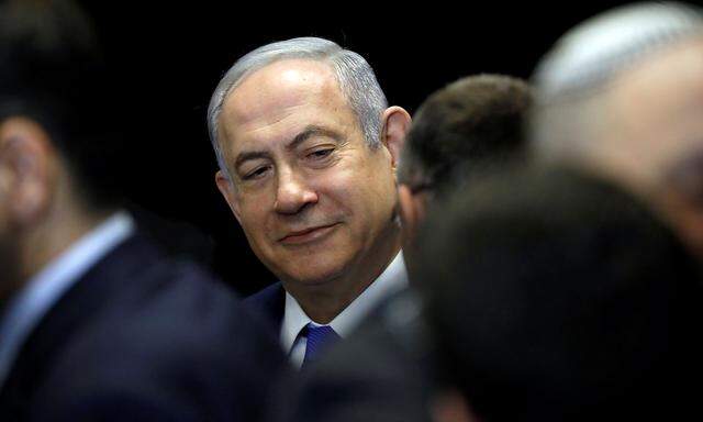 Benjamin Netanjahu wurde als Chef der rechten Likud-Partei bestätigt. Ob er bei der Wahl im März als Premierskandidat antreten darf, entscheidet der Oberste Gerichtshof.