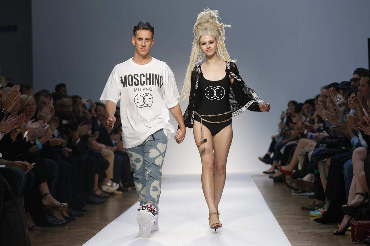 Mut zum MusterEin Trend, der dem Mann Aufmerksamkeit verschafft. In der Kollektion von Valentino fliegen Schmetterlinge über die Kleidung, Dior Homme druckt handschriftliche Texte auf Hemd und Anzug, bei Moschino (im Bild) grinsen Smileys auf den Farben von Länderflaggen.