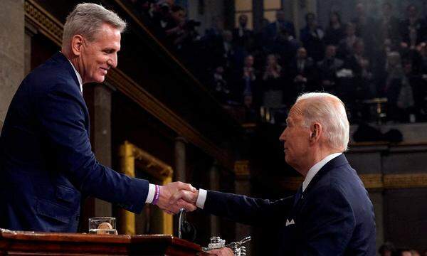 Joe Biden und Kevin McCarthy besiegelten am Wochenende einen Kompromiss für einen Gesetzesentwurf zur Abwendung der Zahlungsunfähigkeit.  (Archivbild)