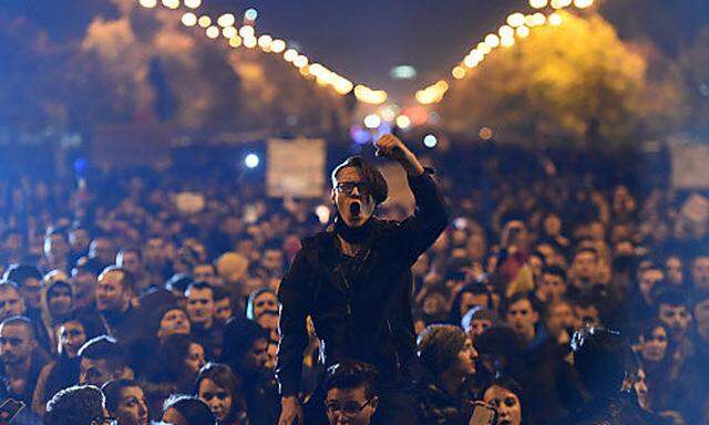 Auch Mittwochabend gingen Zigtausende in Bukarest auf die Straße