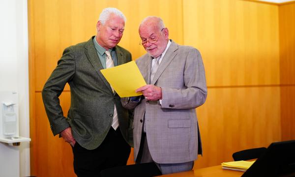 Zivilkläger Toni Polster (l.) und Anwalt Manfred Ainedter am Dienstag im Saal 9 des Wiener Justizpalasts.  