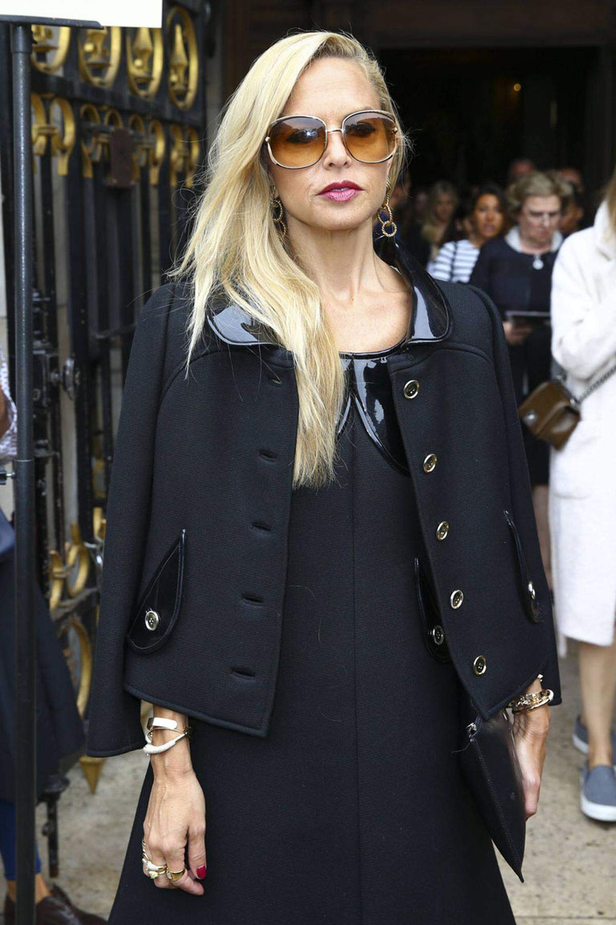 ... während Designerin und Star-Stylistin Rachel Zoe ein schwarzes Ensemble für ihren Modewochen-Besuch auswählte.