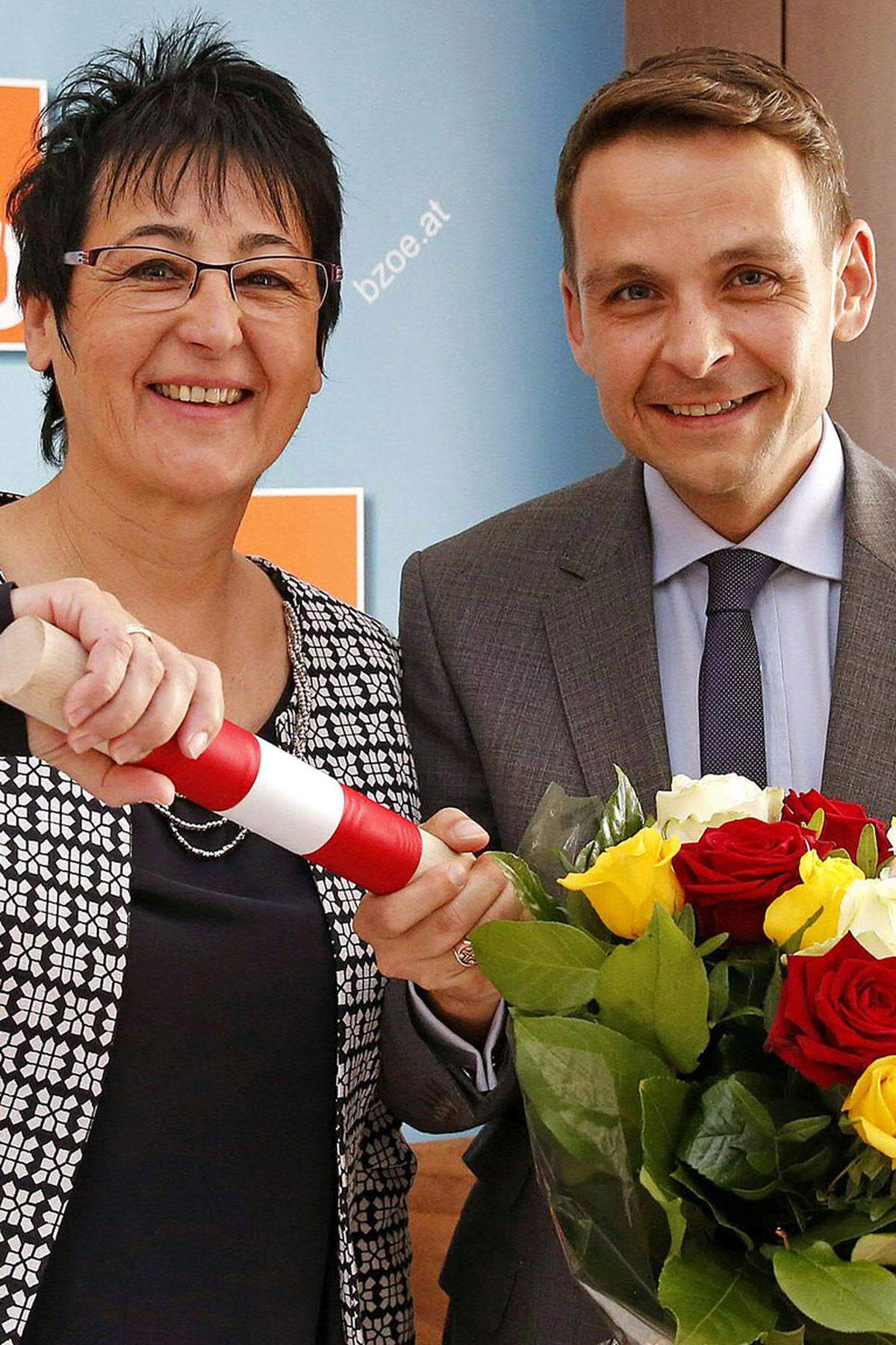 "Das Krokodil tritt ab." Gerald Grosz zieht sich zurück und hinterlässt eine schwierige Aufgabe für ..."Tiefer geht es nicht mehr. Jetzt kann es nur noch aufwärts gehen." ... die neue BZÖ-Chefin Johanna Trodt-Limpl.