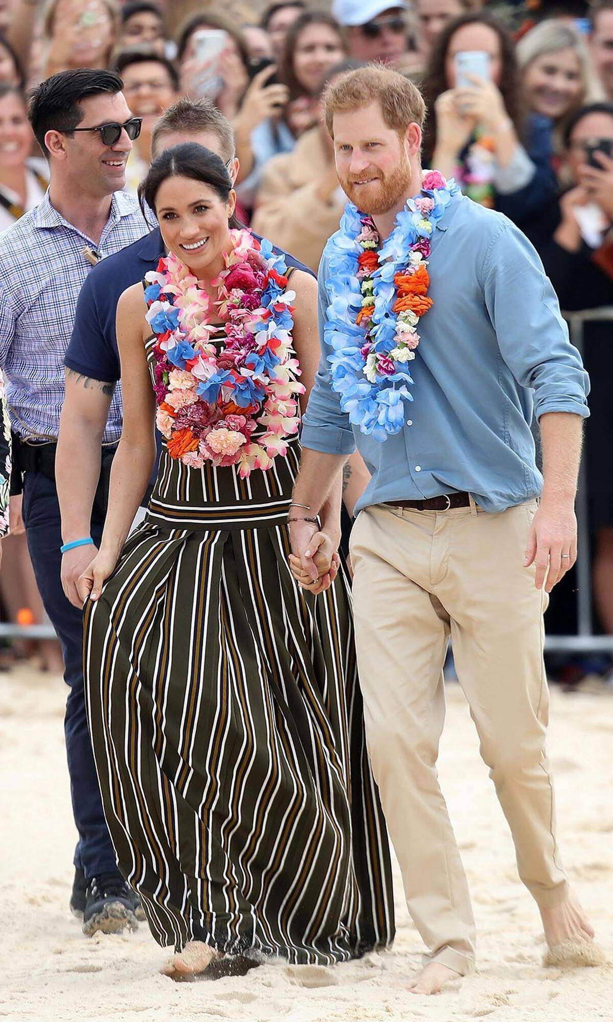 Aloah Meghan: Für einen Ausflug an den Bondi Beach hüllte die schwangere Herzogin ihre royale Babykugel in ein gestreiftes Maxi-Kleid von Martin Grant um über 1200 Euro.