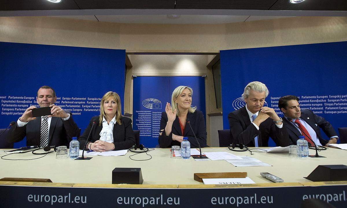 Die Vertreter rechtsnationaler Parteien bei einem Treffen im Europaparlament. 