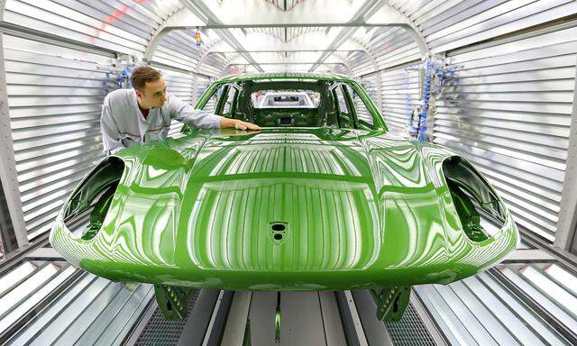 Die Auftragsbücher von Porsche sind gut gefüllt, weil in Fabriken gar nicht so viele Autos produziert werden können, wie die Kunden bestellen.