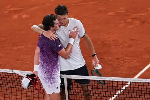 After the seventh match point it was over: Jakub Mensik (right) beat Joao Fonseca in three sets.