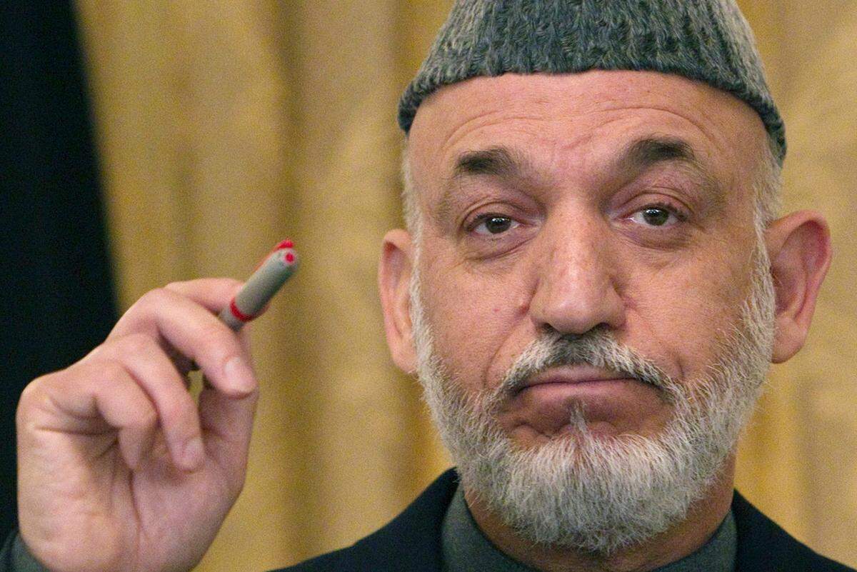 Der afghanische Präsident Hamid Karzai gilt den Dokumenten zufolge als "schwache Persönlichkeit", die von "Paranoia" getrieben sei. Auch sein jüngerer Halbbruder Ahmed Wali Karzai wird erwähnt: Er sei ein korrupter Drogenbaron, heißt es in einer Depesche.