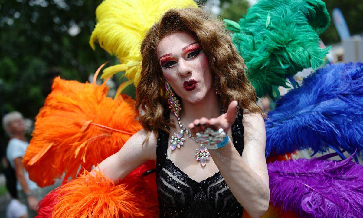 Die LGBTIQ-Community sei genauso divers, wie die Beiträge und Outfits der unterschiedlichen Teilnehmer, Demonstrierenden und Zusehern divers seien, sagte Katharina Kacerovsky (nicht im Bild), Organisatorin der EuroPride. "Wir sind bunt und nicht bunt. Wir sind schrill und nicht schrill. Wir sind nicht kategorisierbar."