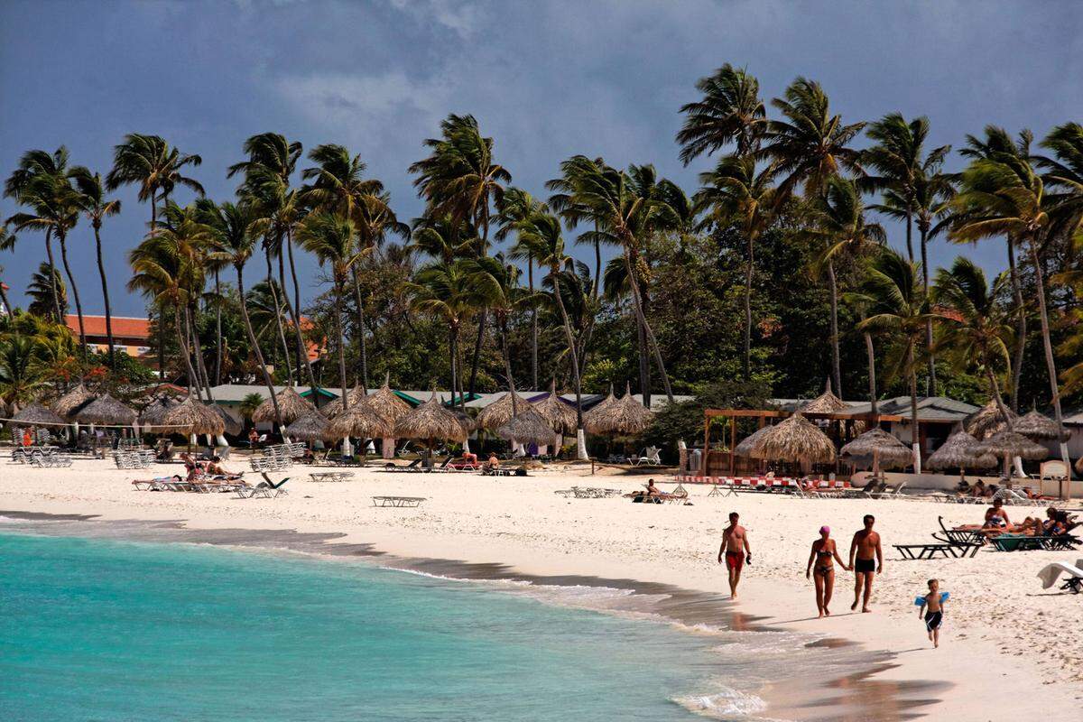 Einen Platz musste der Traumstrand einbüßen: 2017 lag Eagle Beach noch auf Platz 3 im Tripadvisor-Ranking. Trotzdem: Den Traum vom einsamen Sandstrand in der Karibik kann man sich hier erfüllen. Denn der Strand ist etwa zwei Kilometer breit und hat keine Hotelburgen direkt angebaut, weshalb man bestimmt ein ruhiges Plätzchen finden wird.    