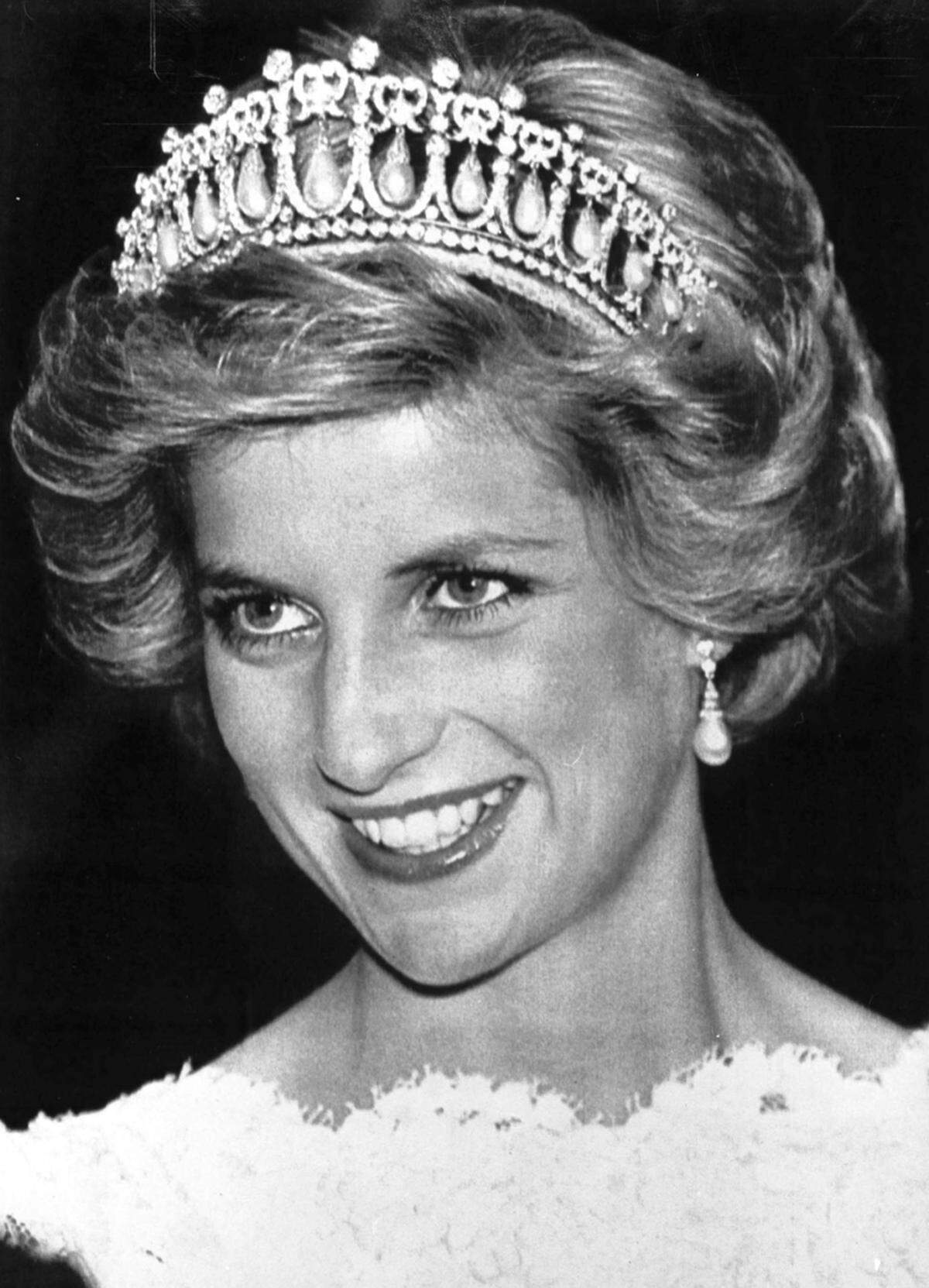 Ein Rückblick auf das Leben der verunglückten Britin Diana Spencer.Bevor die hübsche Diana den britischen Palast auf den Kopf stellte, wurde sie am 1. Juli 1961 als Tochter von Earl Spencer und Frances Ruth Burke-Roche in Sandringham, Norfolk, in England geboren.