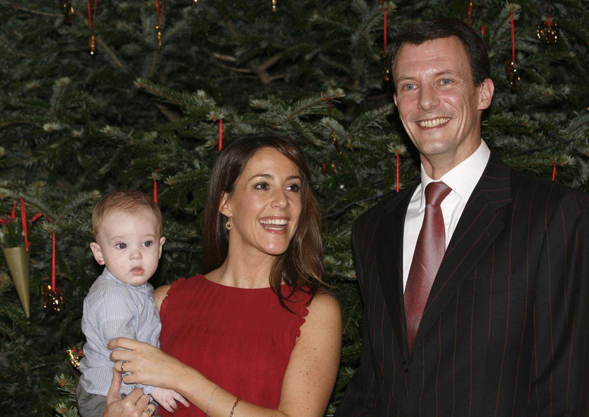 Dabei kommt die gesamte Familie zusammen, so auch Prinz Joachim und seine Ehefrau Marie mit den Kindern Henrik und Athena.
