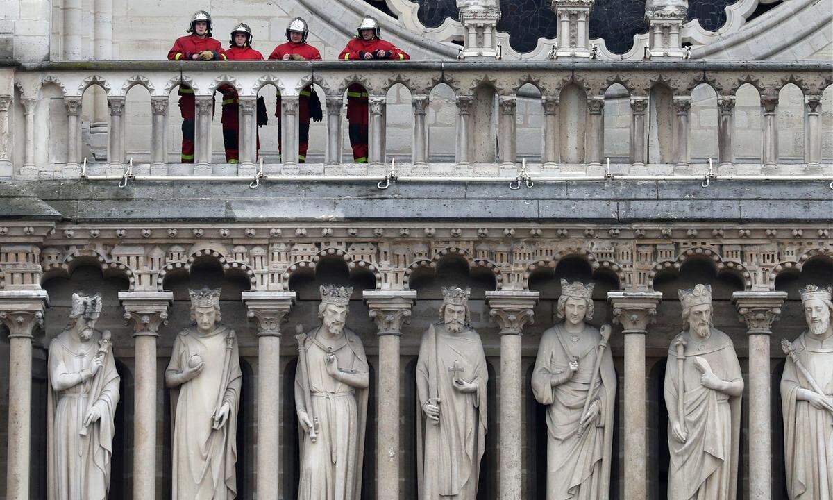 Die bekannte Königsgalerie an der Westfassade von Notre-Dame besteht aus 28 Figuren, die den Brand offenbar ebenfalls überstanden haben. Während der Französischen Revolution wurden die ursprünglichen Statuen geköpft. Die heutigen Figuren sind relativ junge Bauwerke. 