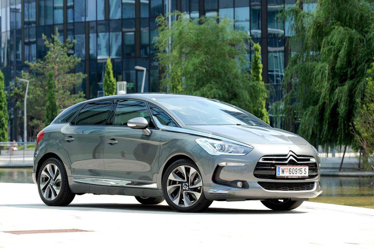 Mit seinem eleganten Design soll der Citroen DS5 die Marke wieder an vergangene Glanzzeiten heranführten. Dass das - auch in Österreich - bitter nötig ist, zeigt die Zulassungsstatistik. Diese attestiert Citroen einen Rückgang von 16,2 Prozent. Citroen hat damit einen Marktanteil von 3,3 Prozent, insgesamt wurden 11.216 Fahrzeuge zugelassen.