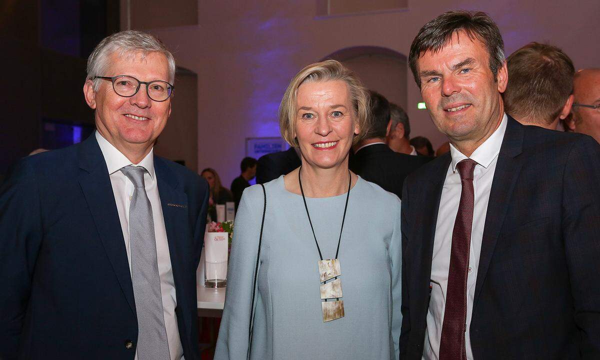Erema-CEO Manfred Hackl, Spängler M&amp;A-Geschäftsführerin Veronika Sturm-Haigermoser und Bankhaus Spängler Oberösterreich-Niederlassungsleiter Johann Penzenstadler.