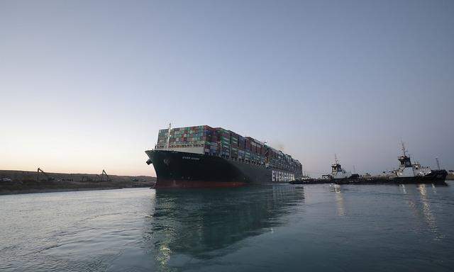 Das auf Grund gelaufene Containerschiff „Ever Given” ist nach offiziellen Angaben wieder frei.