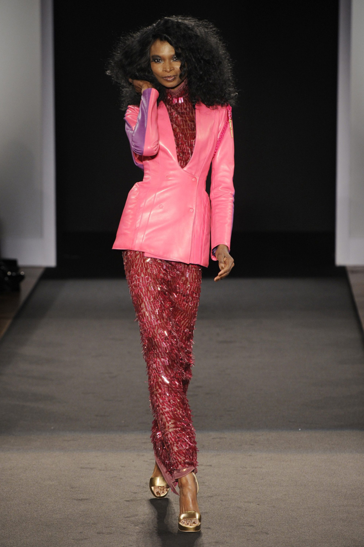 Sieht zwar nicht aus wie Haute Couture, ist aber trotzdem welche. Julien Fournie kombiniert Farbe und legere Schnittführung mit Disco Attitüde und handgenähtem Saum.