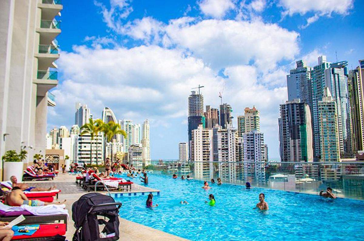 Als futuristisch-tropische Oase wird der Infinity-Pool im 66 Stockwerk hohen Hotel im Herzen Panama Citys angepriesen. Hier gibt es auch eine Bar, die für Nicht-Hotelgäste zugänglich ist.