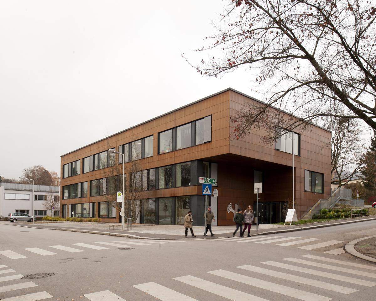 Allgemeine Sonderschule 4, Linz (Oberösterreich) Bauherrin: Immobilien Linz GmbH &amp; Co KG Architekten: grundstein Architektur Fachplanung: IBO GmbH; Technisches Büro Ing. Grillenberger GmbH &amp; Co KG  Der vierte Preisträger, die Allgemeine Sonderschule 4 in Linz, ist ein Sanierungsprojekt bei dem es beispielhaft gelang ein gesamtheitliches Architektur-, Raum-, Gebäude- und Materialkonzept umzusetzen. Bei der Generalsanierung in Passivhausqualität und gleichzeitigen Aufstockung um ein Geschoß in Holzbauweise wurden alle neu an das Schulgebäude gestellten Anforderungen, wie etwa ein neues Raumkonzept für die Nachmittagsbetreuung oder die Mehrfachnutzung von Räumen, erfüllt.