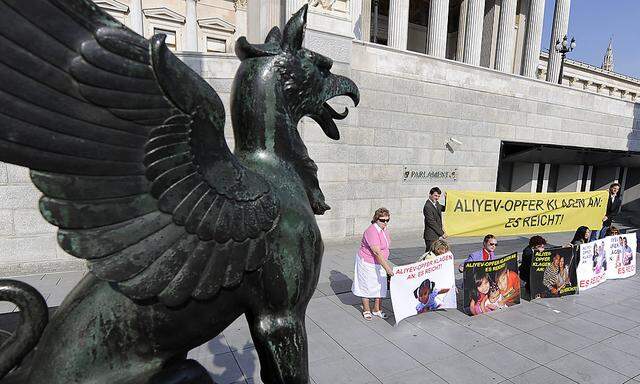 Hinterbliebene mutmaßlicher Alijew-Opfer bei einer Kundgebung 2009 vor dem Parlament