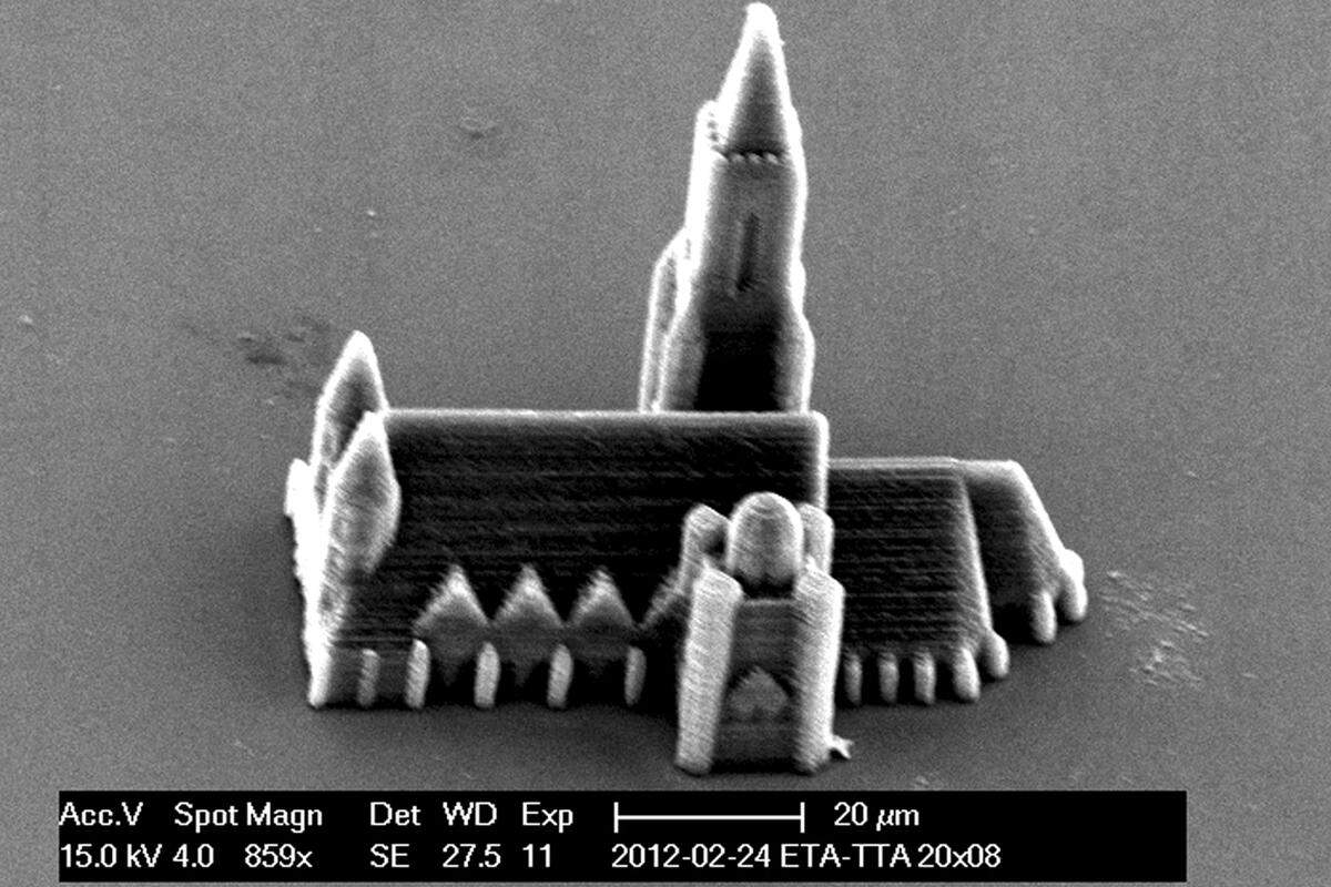 Die Wissenschafter haben damit etwa eine Miniaturnachbildung des Stephansdoms in der Größe von nur etwas über 50 Mikrometer ausgedruckt, auf denen sich Details wie Fenster oder Strebpfeiler deutlich erkennen lassen.