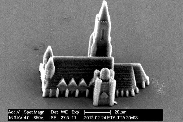 Die Wissenschafter haben damit etwa eine Miniaturnachbildung des Stephansdoms in der Größe von nur etwas über 50 Mikrometer ausgedruckt, auf denen sich Details wie Fenster oder Strebpfeiler deutlich erkennen lassen.