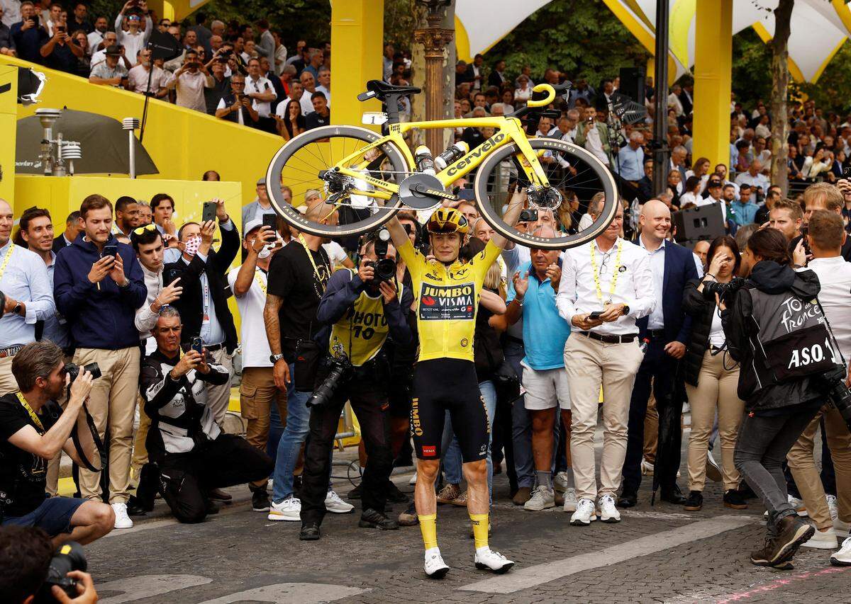 23. Juli: Jonas Vingegaard hat sich wie im Vorjahr zum Champion der Tour de France gekrönt. Der 26-Jährige rollte auf der Schlussetappe am Sonntag in Paris mit seinen Teamkollegen ins Ziel und behielt wie erwartet das Gelbe Trikot.
