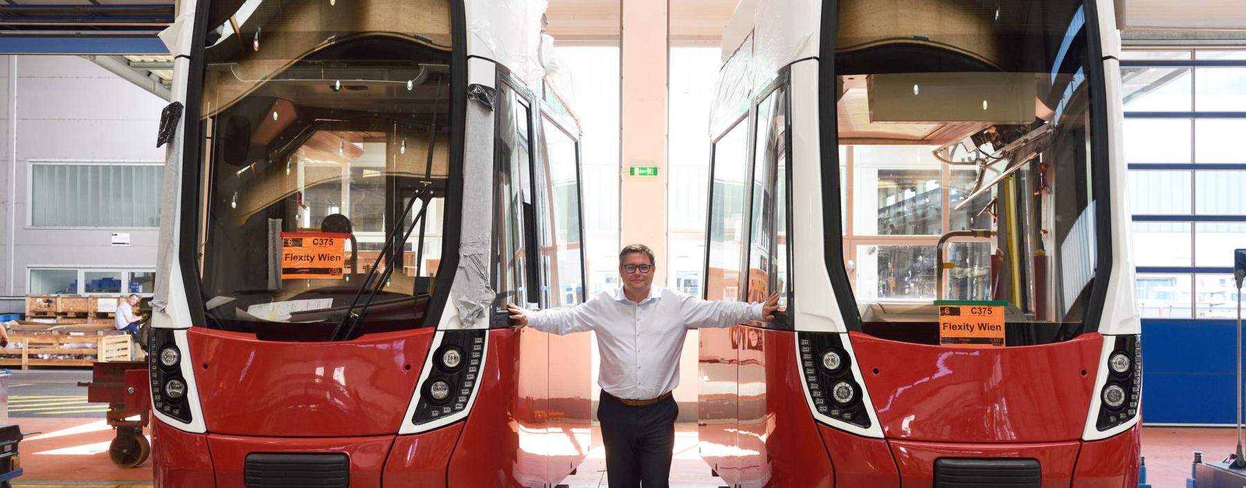 Christian Diewald, Geschäftsführer von Bombardier Österreich, vor Teilen des sechsten Flexity für Wien.