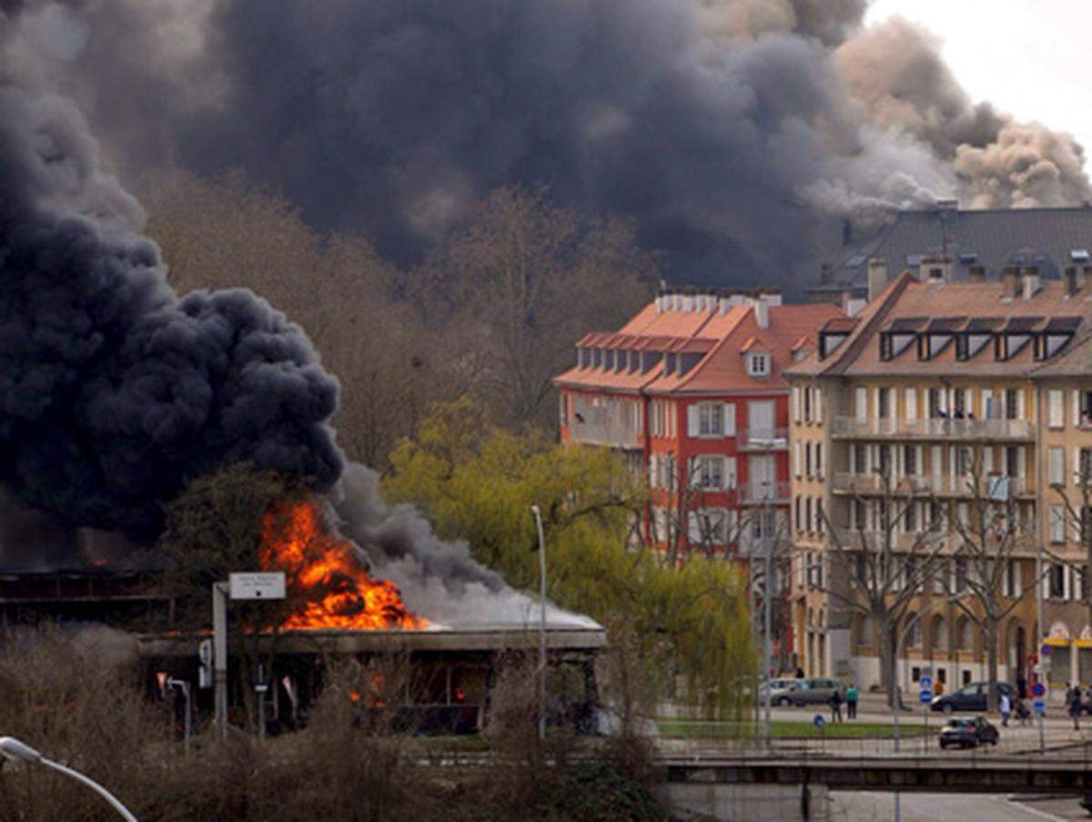 Demonstranten des sogenannten Schwarzen Blocks schlugen Fenster eines Hotels ein und legten Feuer. Das Hotel der Kette Ibis befindet sich in der Nähe der Europabrücke zwischen Straßburg und Kehl.