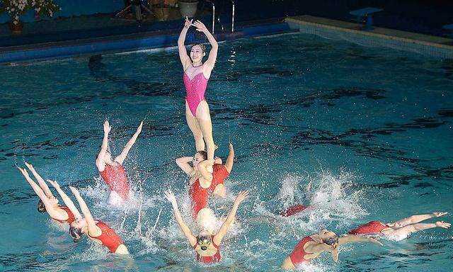 Vorführung des Synchronschwimm-Teams zu Ehren des toten Kim Jong-il.