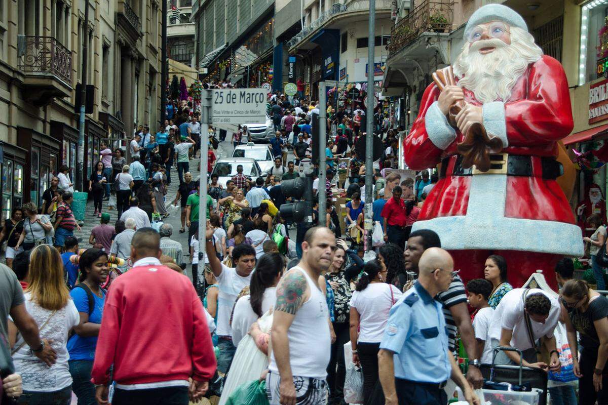 Auch in Brasiliens Hauptstadt São Paulo thront schon die erste Plastik-Figur auf dem Gehsteig.