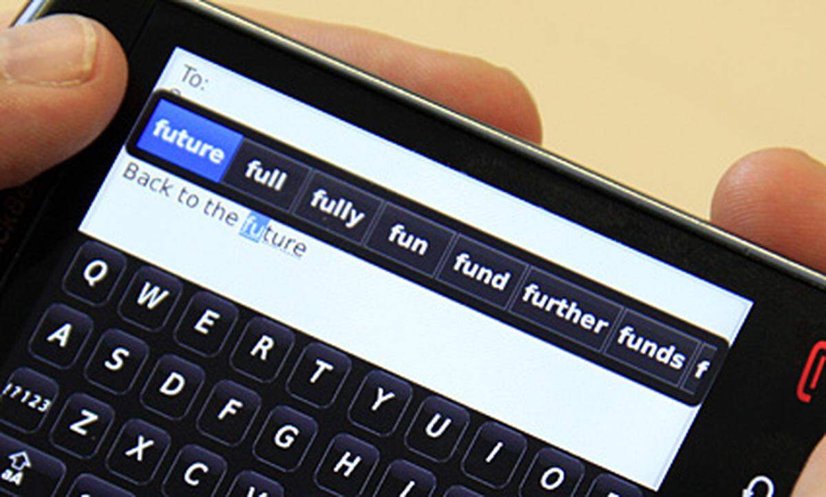 Sehr übersichtlich bei allen Blackberry-Geräten ist die Verwaltung von E-Mails und SMS-Nachrichten. Bei der Texteingabe wurde die Funktion des "Storm 2" erweitert - ein integriertes Wörterbuch schlägt nun bei der Eingabe von Buchstaben passende Wörter vor.