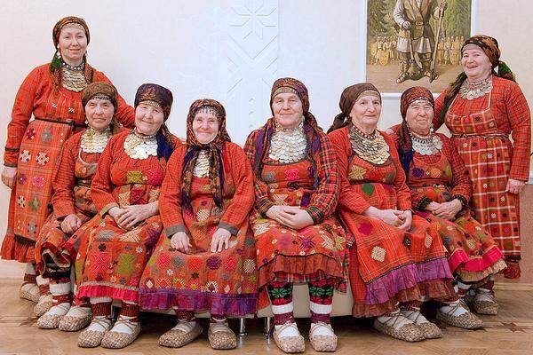 Aufgepasst auf Russland: Seit mehr als 40 Jahren hat die russische Gesangsgruppe Buranowskije Babuschki auf die Teilnahme am Song Contest gewartet. Denn so lange gibt es die Folklore-Formation bereits. Die acht Frauen (Durchschnittsalter: 66 Jahre) setzten sich mit dem Song "Party for Everbody (Come on and Dance)" im nationalen Wettbewerb unter anderem gegen den Song-Contest-Sieger von 2008, Dima Bilan, durch. Sie zählen mit der Quote 1:7 zu den größten Favoriten auf den Sieg in Baku.