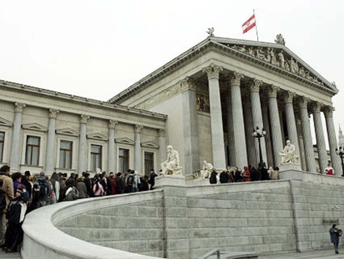 PolitikVor dem Parlament wird eine Rohrbomben-Attrappe entdeckt. Sie soll elektronisch voll funktionsfähig gewesen sein, lediglich der Sprengstoff fehlte. Vom Täter fehlt bis heute jede Spur.