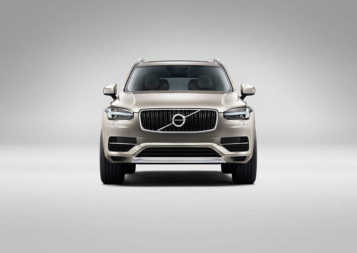 Zunächst strahlt der XC90 gesundes Selbstbewußtsein aus: MIt einem mächtigen Kühlergrill, der nicht ganz zufällig an Audi erinnert (Volvos Chefdesigner Thomas Ingenlath kommt von dort), und Scheinwerfern mit prägnanter LED-Signatur, die man bei Volvo "Thors Hammer" nennt. Dieses Gesicht wird alle zukünftigen Volvos prägen.