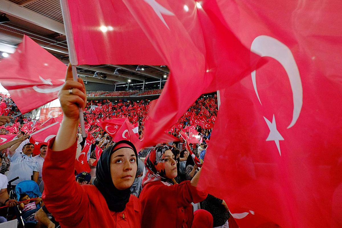 Als Erdogan in der Albert-Schultz-Halle gegen 16.00 Uhr wieder auf die Bühne trat und zu seinen Anhängern sprach, wurde er mit tosendem Applaus und lauten Rufen in und vor der Halle begrüßt.