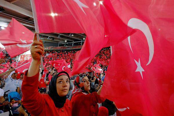 Als Erdogan in der Albert-Schultz-Halle gegen 16.00 Uhr wieder auf die Bühne trat und zu seinen Anhängern sprach, wurde er mit tosendem Applaus und lauten Rufen in und vor der Halle begrüßt.