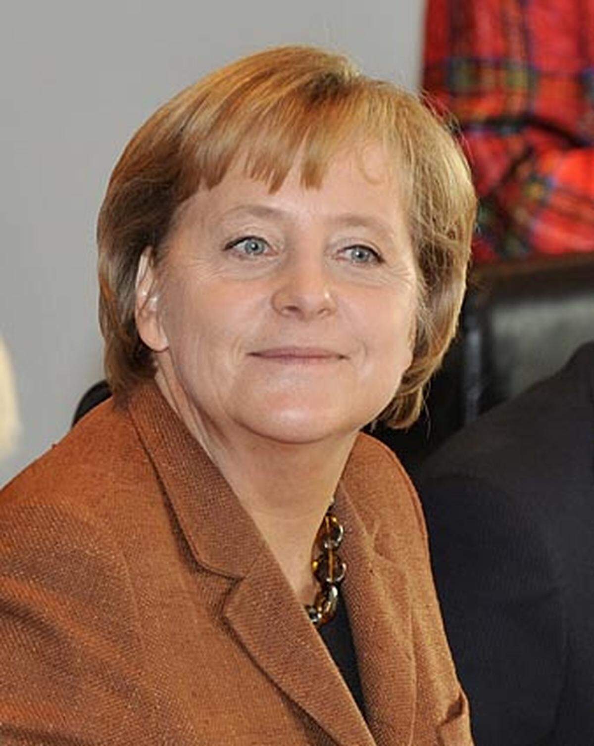 Die deutsche Bundeskanzlerin Angela Merkel hat es als "wunderbares Signal" bezeichnet, dass 20 Jahre nach dem Mauerfall die Müller mit dem Nobelpreis ausgezeichnet wird. Mit Blick auf Müllers Herkunft aus Rumänien sagte Merkel am, das "hervorragende" Werk der Literatin sei aus einer Lebenserfahrung gespeist, "die von Diktatur, Unterdrückung, von Ängsten, aber auch von unglaublichem Mut spricht". Die Kanzlerin fügte hinzu: "Wir freuen uns, dass sie eine Heimat in Deutschland gefunden hat, und ich gratuliere ihr von ganzem Herzen."
