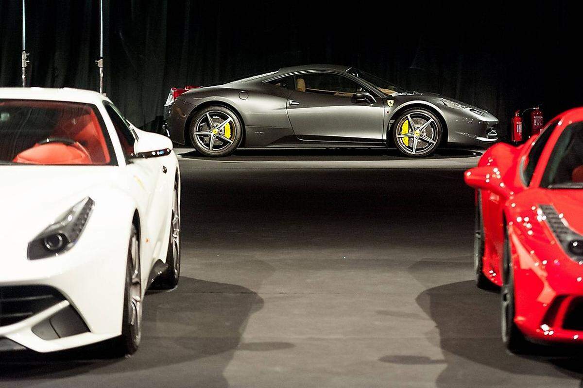 Nehmen wir beispielsweise einen Ferrari 458 Italia: Der kostet netto um die 170.000 Euro. Dazu kommt eine NoVA in Höhe von 32 Prozent plus die Mehrwertsteuer, macht brutto beim Händler in Österreich etwa 255.000 Euro.