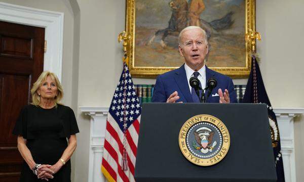 Präsident Biden ordnete an, bis einschließlich Samstag die Flaggen auf allen öffentlichen Gebäuden in den USA auf halbmast zu setzen. "Als Nation müssen wir uns fragen, wann in Gottes Namen wir der Waffenlobby die Stirn bieten werden", sagte er.