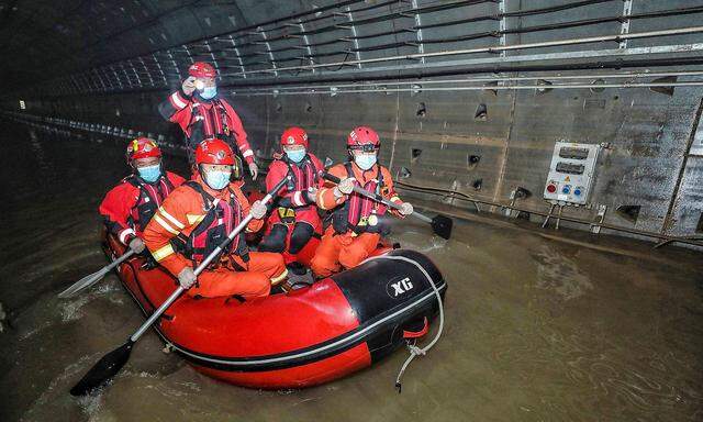 Rettungsboote im U-Bahn-Tunnel. Zhengzhou erlebte eine wahre Flut-Katastrophe.