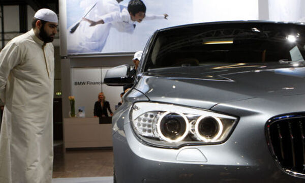 In Zukunft unleistbar? Bewohner Dubais bei einer Autoausstellung.