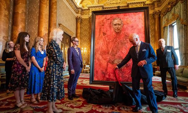 Der britische König Charles III. enthüllt im Buckingham-Palast in London sein erstes offizielles Porträt seit seiner Krönung enthüllt.
