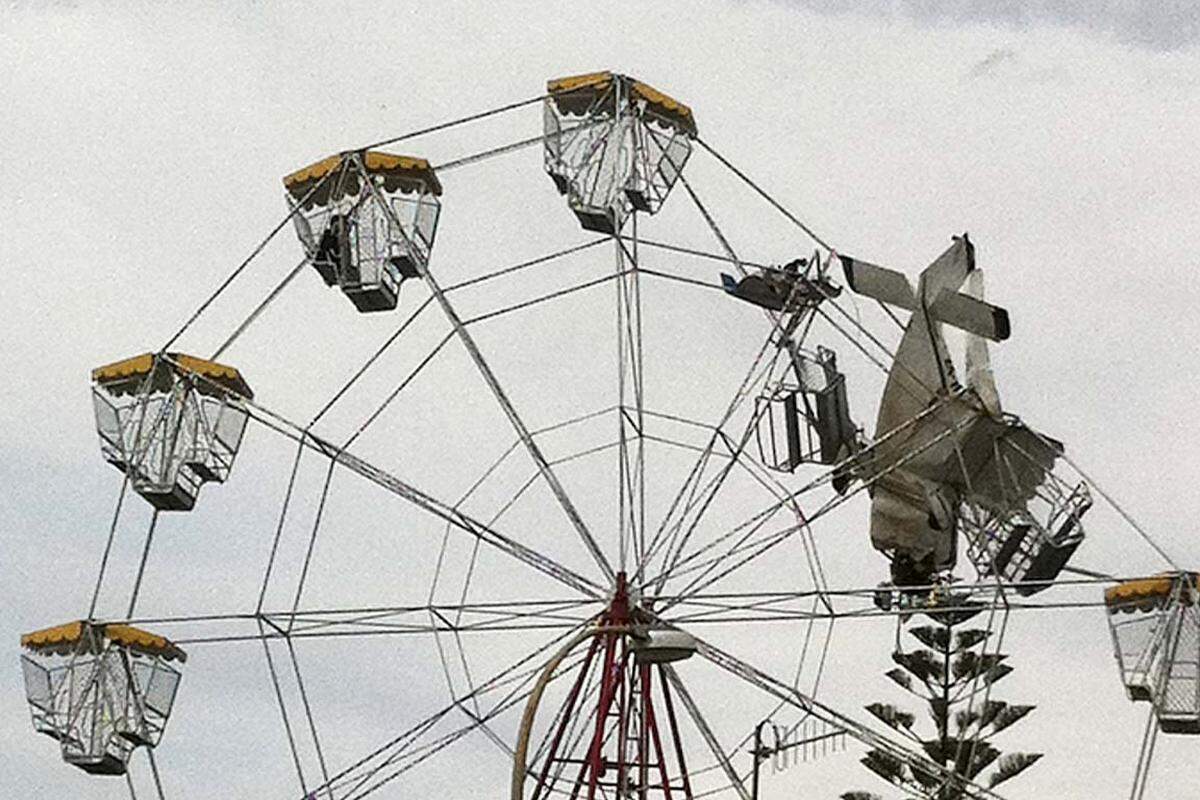 Taree, Australien. Ein Ultraleichtflugzeug ist in ein Riesenrad geflogen. Vier Personen mussten aus den Gondeln abgeseilt werden.