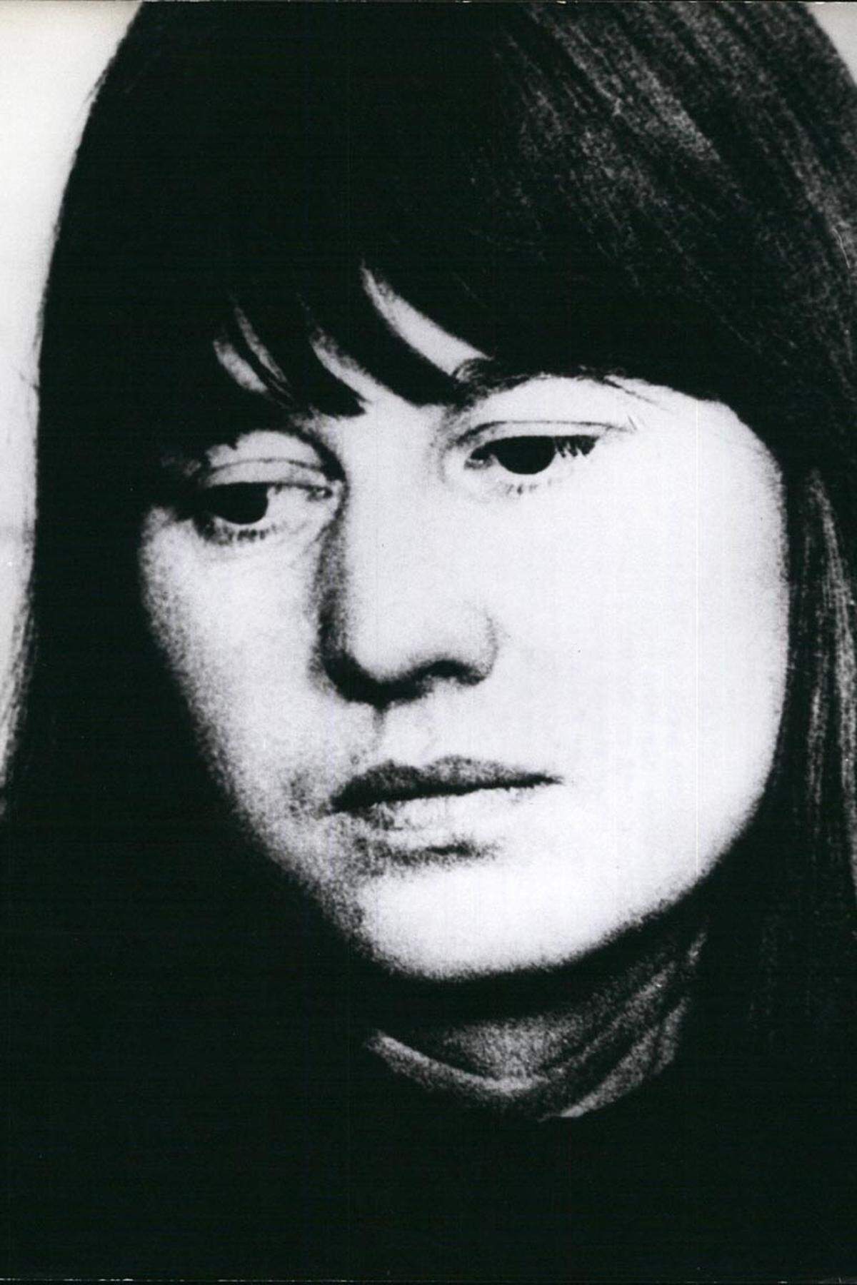 Am 9. Mai 1976 wird Ulrike Meinhof tot in ihrer Zelle aufgefunden. Die offizielle Obduktion stellt keinen Anhaltspunkt für Fremdeinwirkung fest. Eine zweite, angestrebt von Meinhofs Schwester Wienke, kommt bald darauf zu demselben Ergebnis.