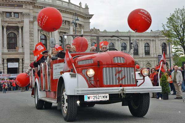 Nicht zu übersehen sind auch die Liebhaber der Oldtimer, deren Zeit für einen Ausflug gekommen ist.