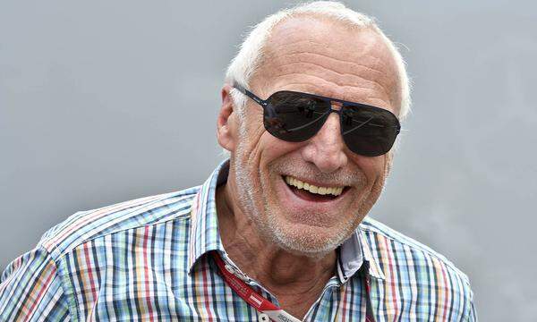 Nicht der ganz große Sprung von unten nach oben, aber in jedem Falle selbst erarbeitet hat sich der reichste Mann des Landes sein Vermögen. Dietrich Mateschitz war Handelsvertreter und gründete 1984 die RedBull GmbH. Die Idee, mit einem Energy-Drink die Welt zu erobern ist absolut aufgegangen. Red Bull ist mittlerweile Weltmarktführer, Mateschitz mit geschätzten 13 Milliarden Dollar Vermögen mit Abstand der reichste Mann Österreichs. 2016 setzte Red Bull 3,38 Milliarden Euro um, immerhin ein stattliches Plus von sechs Prozent.