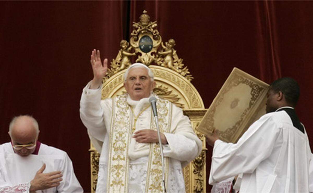 Die Ostermesse vor dem Petersdom in Rom wurde heuer unter wolkenverhangenem Himmel gefeiert. Papst Benedikt XVI. rief in seiner Predigt zu mehr Einigkeit und Frieden auf der ganzen Welt auf. Man solle auch Afrika und den Nahen Osten nicht vergessen, so der Pontifex.