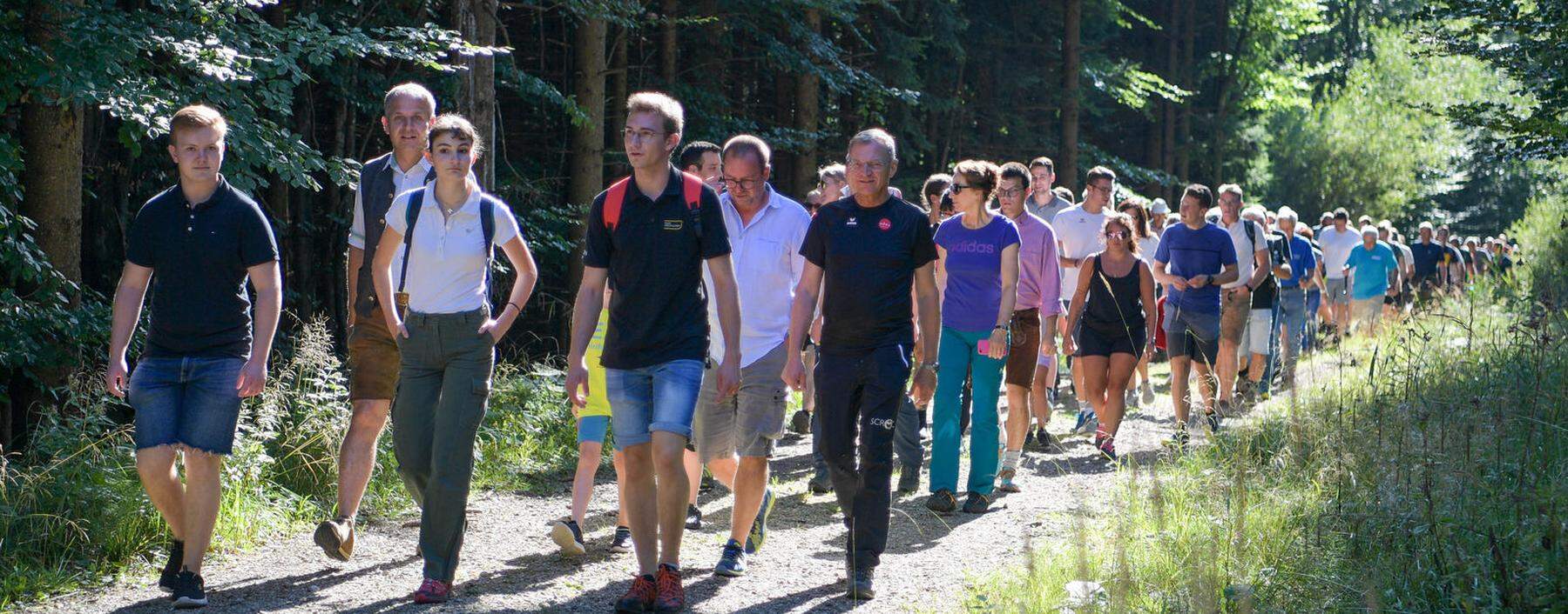 Beim „Sommer des Miteinanders“ wanderte Landeshauptmann Thomas Stelzer (im schwarzen Sport-Outfit) gemeinsam mit Parteianhängern zum Attergauer Aussichtsturm.  